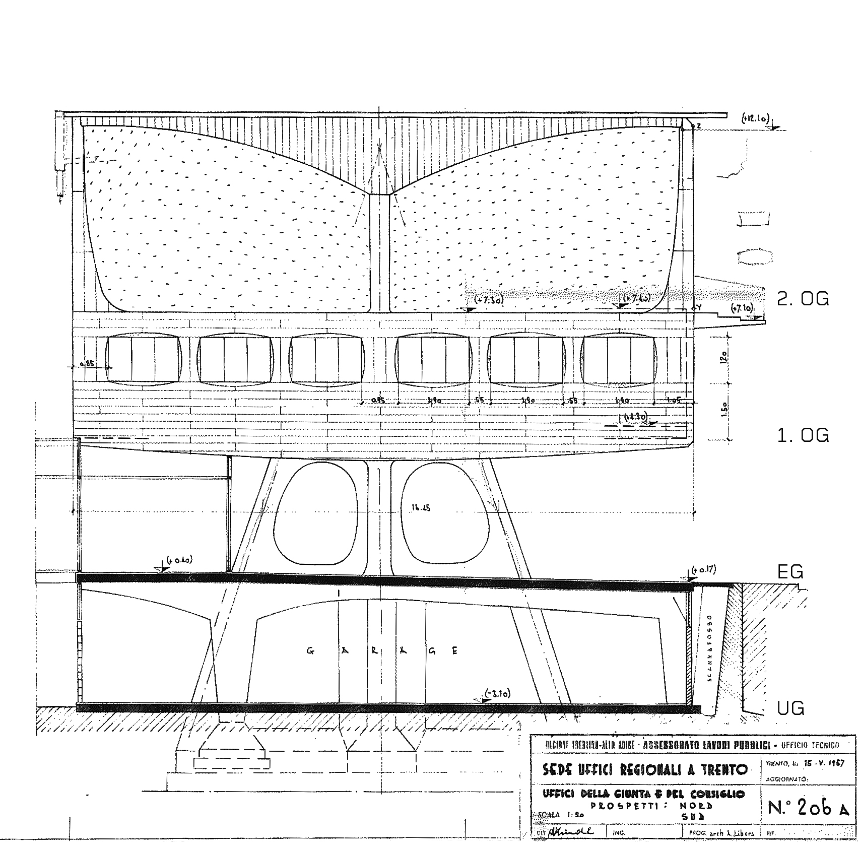 Querschnitt durch die Giunta in einer frühen Projektvariante: Statt der Stützen im Erdgeschoss in Form von Rotationshyperboloiden sah Musmeci noch Wandscheiben vor sowie im 2. OG beidseits Pendelstützen