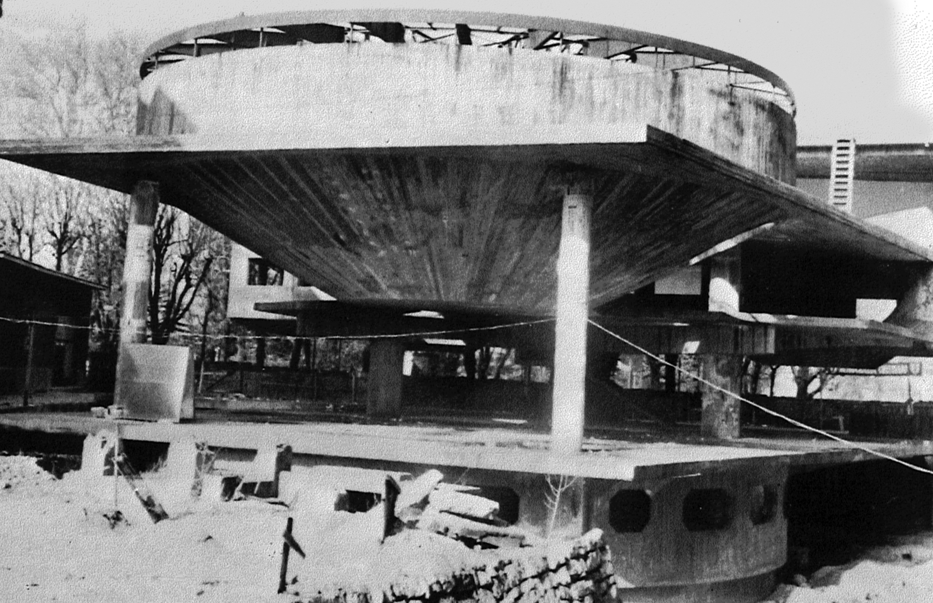 Der umgekehrte Kegelstumpf des Sitzungs­saales des Parlamentsgebäudes