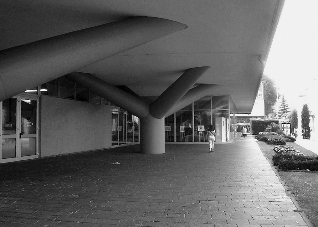 Palazzo della Regione di Trento, 1954 62 (Architektur: Adalberto Libera): Einer der zwölf vierarmigen Pfeiler, auf denen das Gebäude der Assessorati ruht