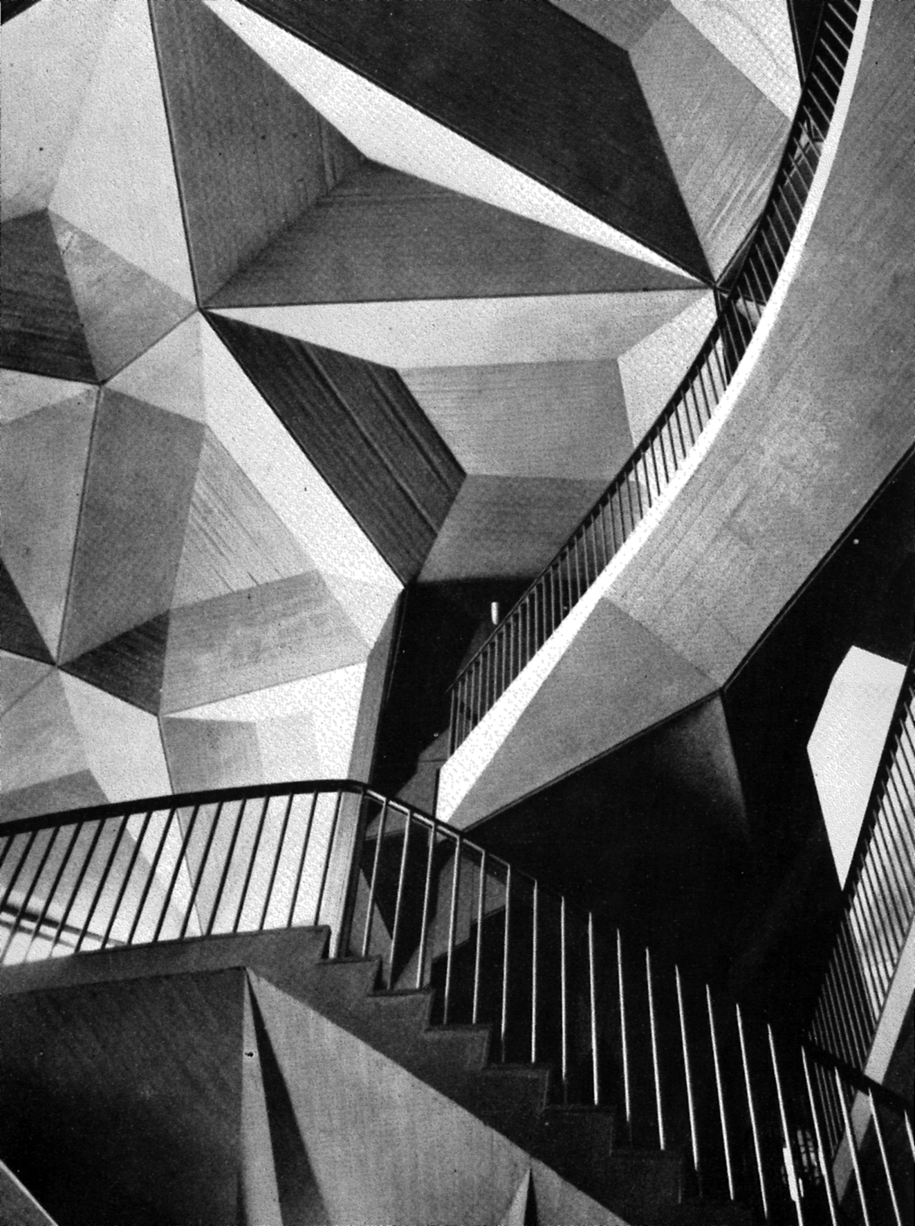 Teatro Regio, Turin, 1966 73 (Architektur: Carlo Mollino und Carlo Graffi): Das gefaltete Gewölbe des Foyerdachs, die Treppen und die Passerellen erinnern an Maurits Cornelis Eschers Lithografie «Treppauf Treppab» (1960)