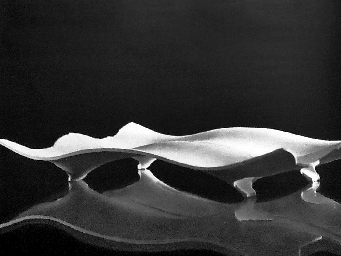 Mercati Generali, Rom, 1960 (Architektur: Annibale Vitellozzi): Über die Mercati legt sich das Dach wie ein dünner Teig, aus dessen Verformung sich die Stützen bilden: Kongruenz von Form und Tragwerk