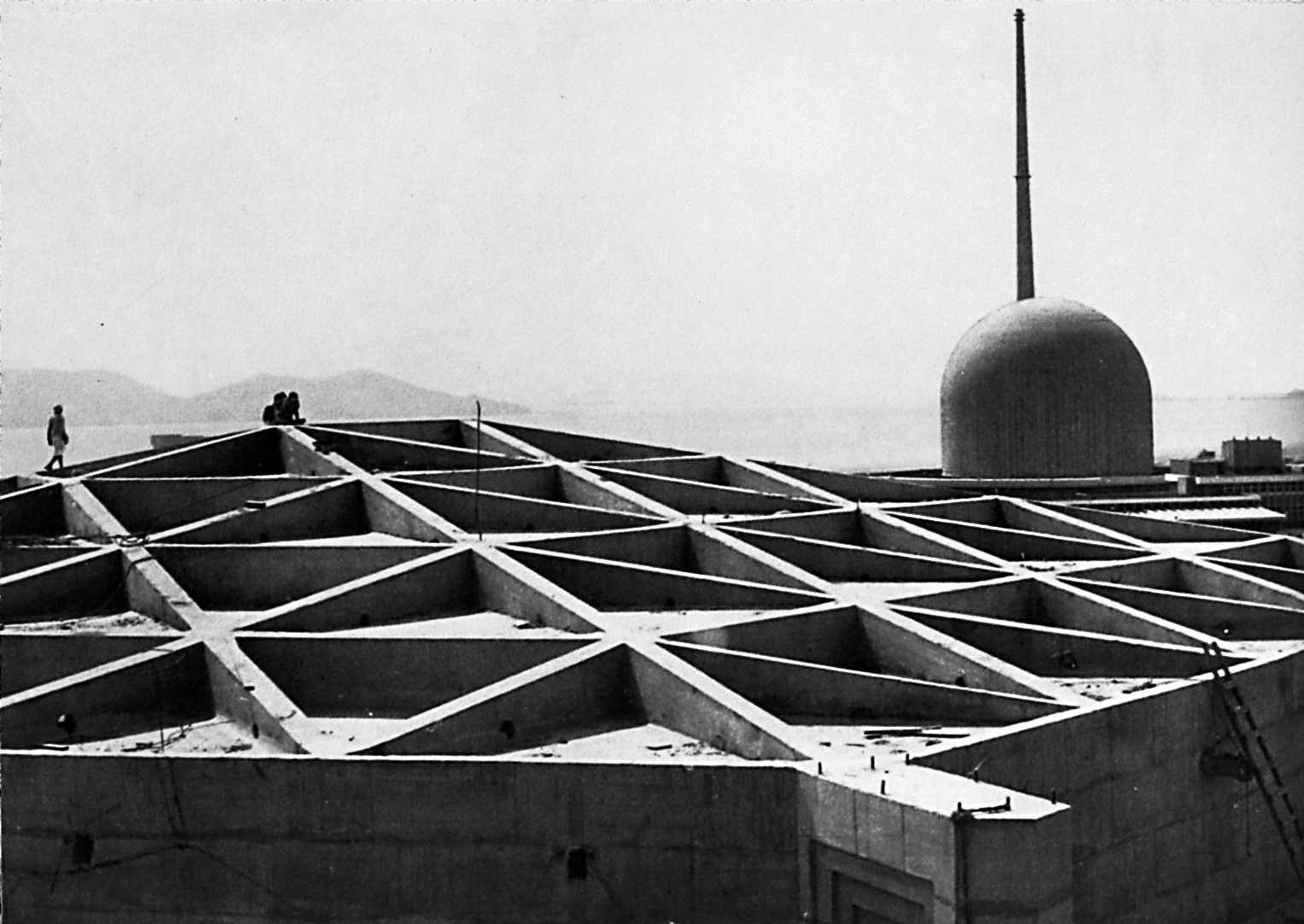 Nuklearzentrum Bombay (Mumbai), 1960 (Architektur: Leo Calini und Eugenio Montuori): Für das im Grundriss sechseckige Gebäude entwarf Musmeci ein pyramidales, durch Rippen in Dreiecksform gegliedertes Dach