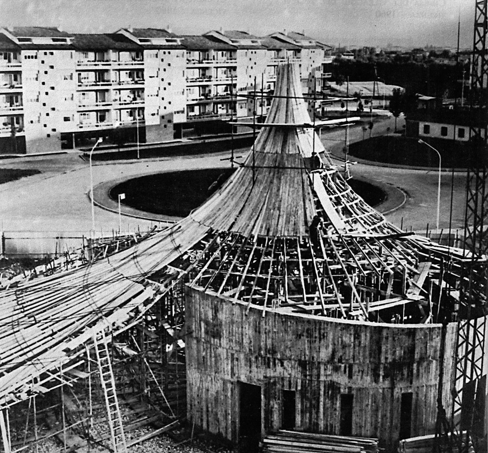 Kirche des Villaggio del Sole, Vicenza, 1961 1962 (Architektur: Sergio Ortolani): Form und Tragwerk der Kirche sind von der ­Spira mirabilis inspiriert