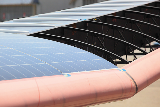 Die Solarzellen sind auf die Rippen der Flügel und des Höhenruders geklebt und bilden deren Oberfläche. Der Flügelholm besteht aus rechteckigen Sandwichplatten aus Kohle­fasern und wabenförmigem Kernmaterial aus ­einer Kartonmischung. An der Flügelunterse