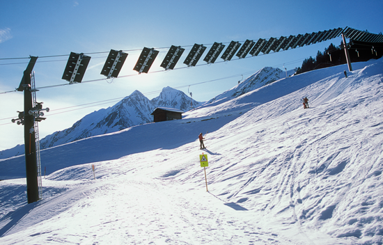 Solarskilift in Tenna GR. Neben Gebäudedächern können auch Infrastrukturanlagen mit Photovoltaikmodulen bestückt werden. Befinden sich diese im alpinen Raum, leisten sie zudem einen wertvollem Beitrag zur Stromversorgung im Winter. Die ­abgebildete Solara
