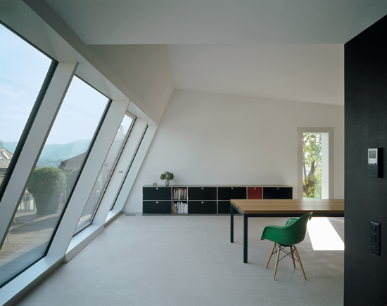 Mehrfamilienhaus B35, Zürich: Innenansicht der Dachwohnung (Foto: Reinhard Zimmermann)