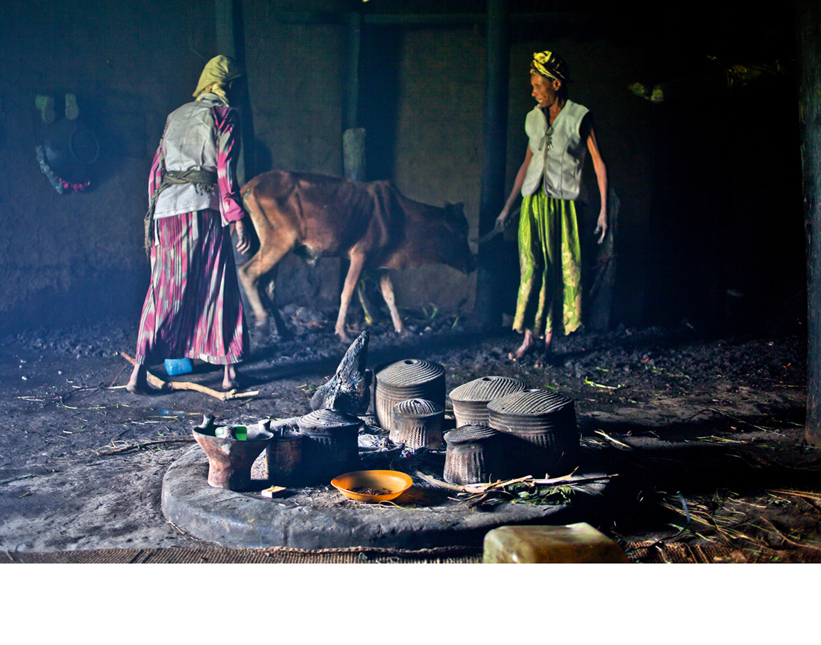 Ein Innenraum in einem traditionellen Haus in Mulugeta Gebrekidan: Menschen und Tiere leben gemeinsam in einem dunklen und schlecht belüfteten Raum. (Foto: Lehrstuhl für Wohnungsbau, EiABC)