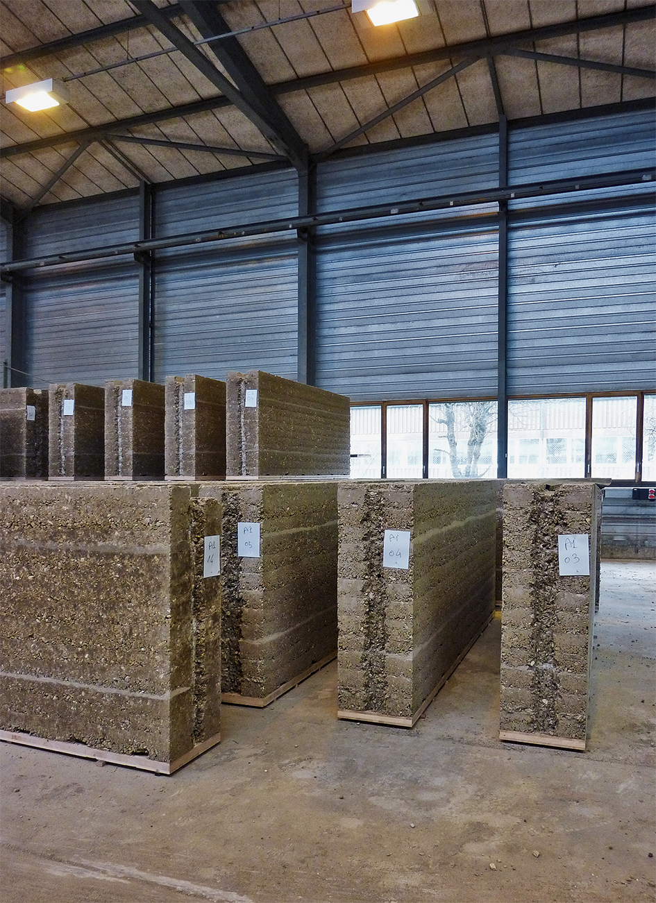 Die 700 fast 5t schweren Fassadenblöcke für das Ricola-Kräuterzentrum wurden in ­einer ­Fertigungsanlage in Zwingen (BL), einem Nachbardorf von Laufen, angefertigt. (Foto: Andrea Wiegelmann)