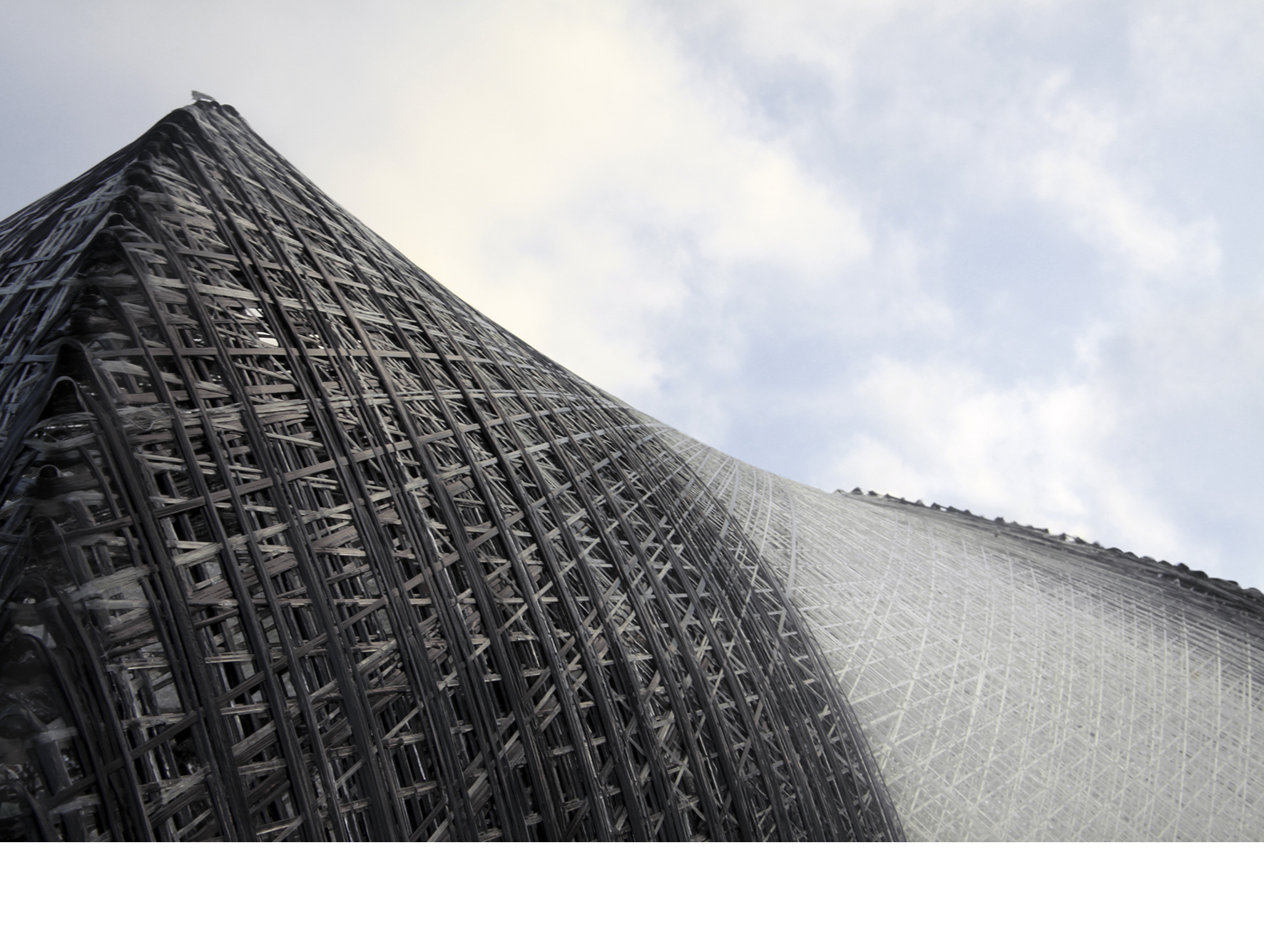 Der nach dem Prinzip des Hummeraussenskeletts aufgebaute Protoyp macht den strukturellen Aufbau aus epoxidharz­getränkten Glas- und Kohlefasern erfassbar.