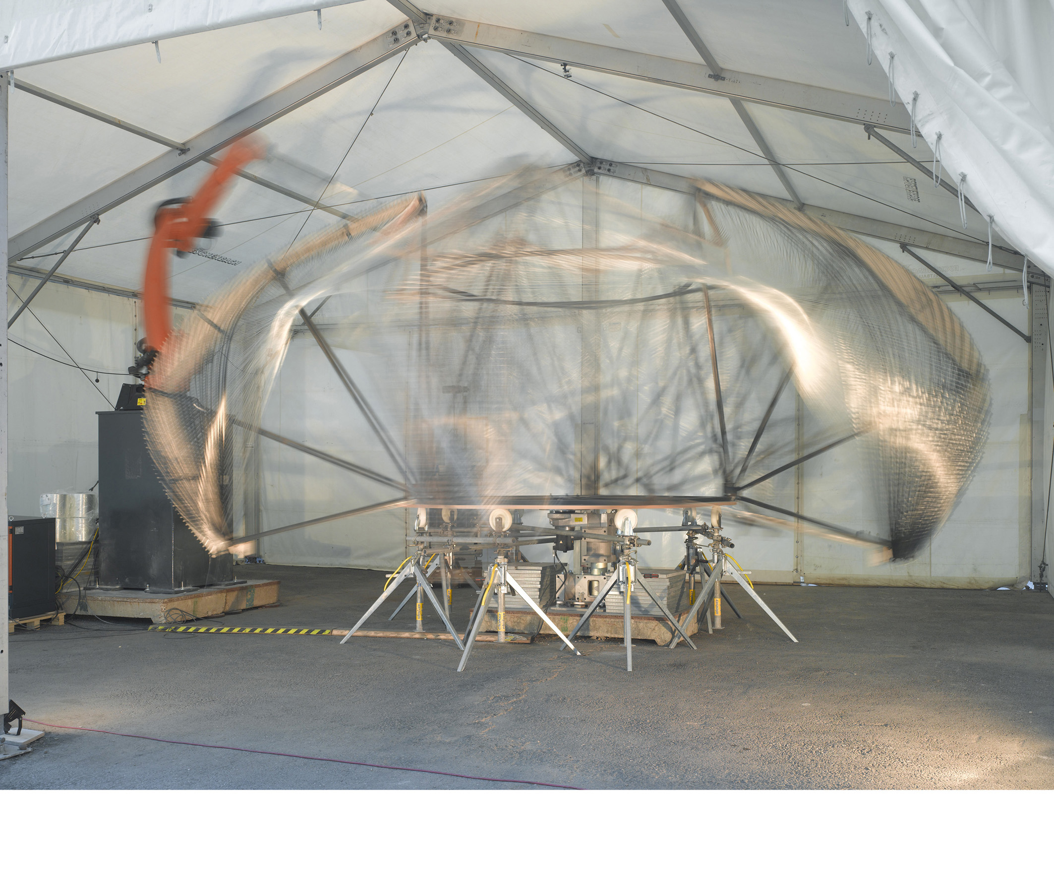 Ein sechsachsiger Industrieroboter wickelte 62km epoxidharzgetränkte Glas- und Kohlefasern auf ein Stahlgerüst, das auf einer externen siebten Achse gedreht wurde. Nach dem Aushärten des Epoxidharzes konnte das Gerüst entfernt werden.