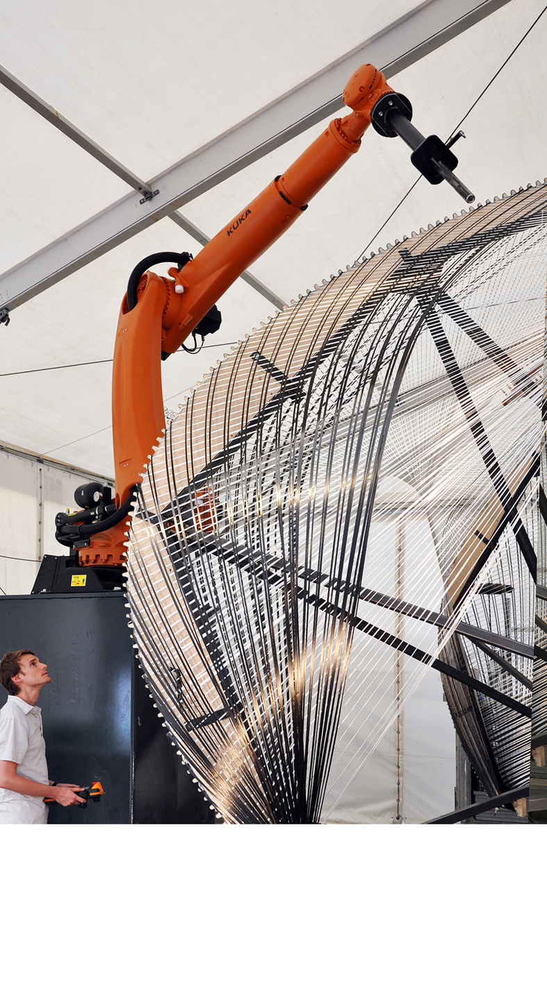 Ein sechsachsiger Industrieroboter wickelte 62km epoxidharzgetränkte Glas- und Kohlefasern auf ein Stahlgerüst, das auf einer externen siebten Achse gedreht wurde. Nach dem Aushärten des Epoxidharzes konnte das Gerüst entfernt werden.