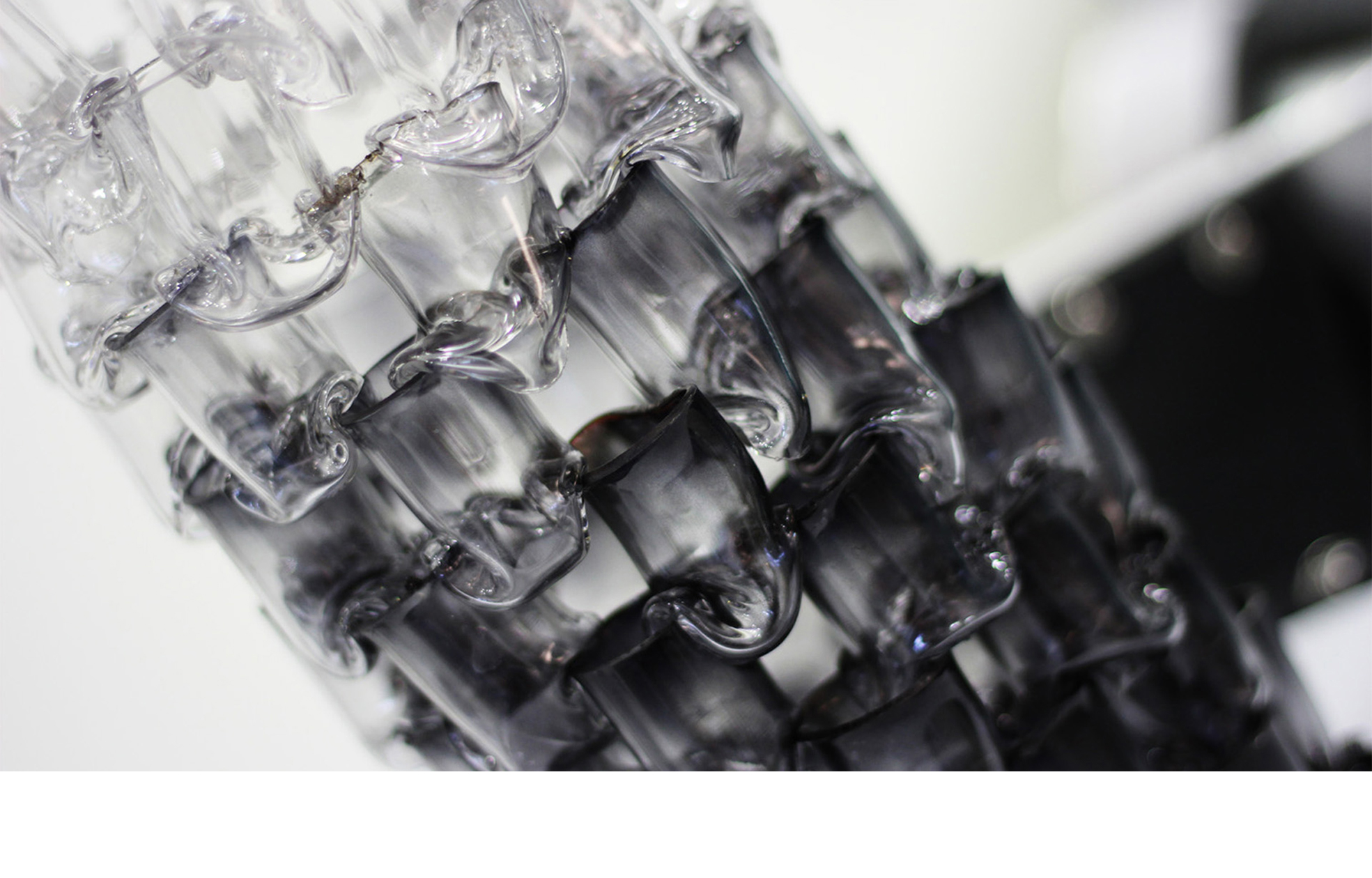 Beim Projekt «Hot Networks» fügten Roboter Plastikröhren zusammen und bearbeiteten sie mit einer Heissluftpistole.