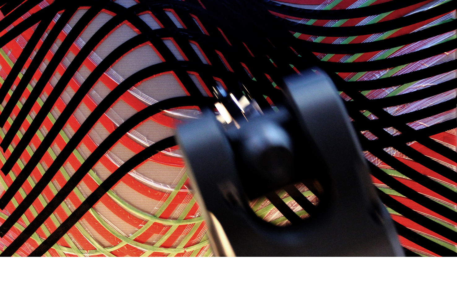 Ein Roboter trägt Klebeband auf komplexe Oberflächen auf untersucht wurde der ganze Vorgang inklusive des zeitlichen Ablaufs. ­Danach konnten eigene Abläufe programmiert werden.