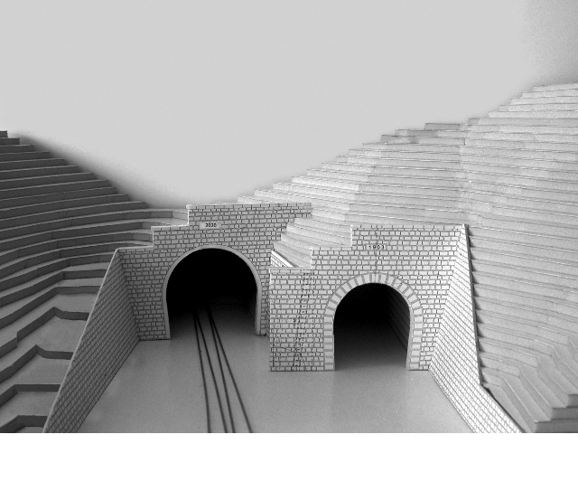 Portale Preda: rechts das ursprüngliche Portal (1903), auf das die Gleisgeometrie ­hinführt, links das geplante Portal (2020), das durch eine verschwenkte Gleisgeometrie ­erreicht wird. (Foto: Rolf Mühlethaler)