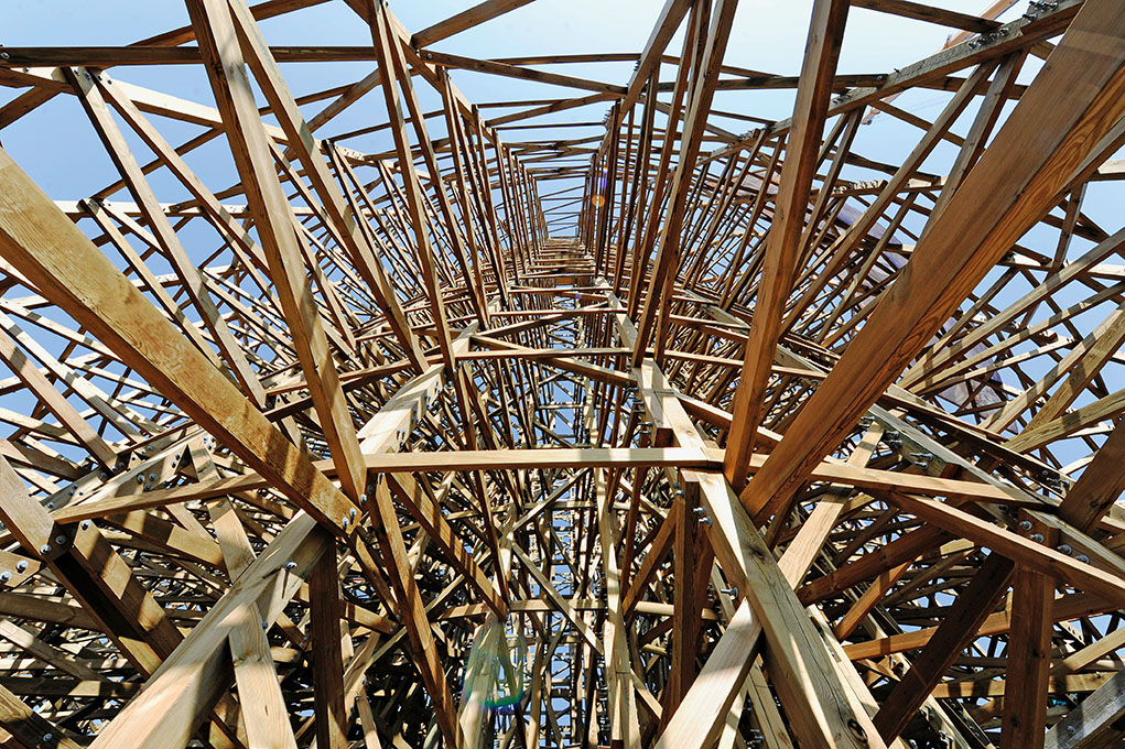 Die Tragstruktur ist so konstruiert, dass rund 50% der Hölzer entfernt werden könnten. Jedes der mit Bolzen verbundenen Elemente kann ersetzt werden. (Foto: Europa-Park)