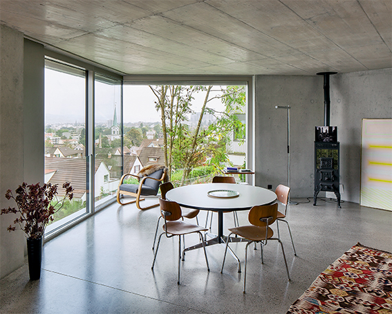 Vom Wohnraum im Erdgeschoss öffnet sich der Blick sowohl zur Stadt als auch zur Natur. (Foto: Roman Keller)