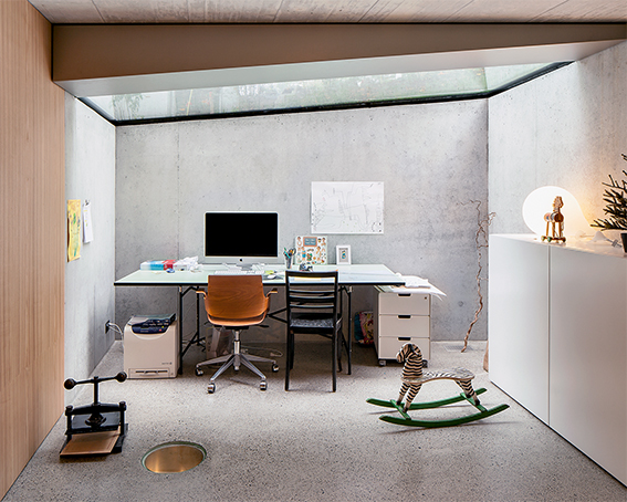 Eine in die Decke eingelassene, horizontale Glasfläche belichtet den Arbeitsraum im Sockelgeschoss. (Foto: Roman Keller)