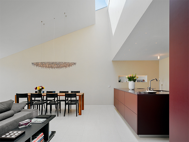 Die Küche illustriet die Lichtstimmung durch das in die Decke eingelassene Oberlicht.