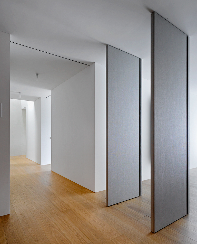 Durch Drehelemente wird das Elternschlafzimmer mit dem Badezimmer verbunden.