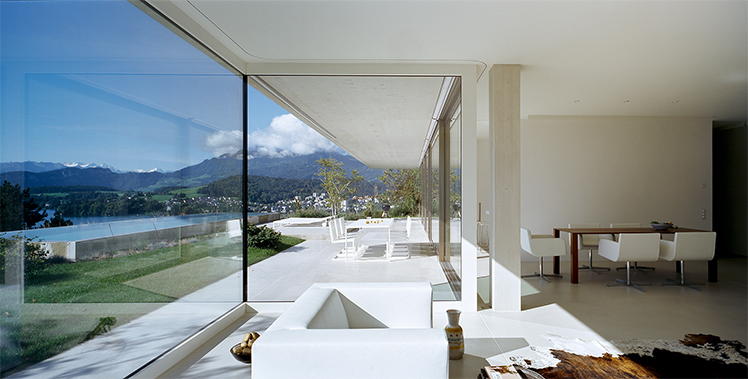 «Gartenhallenartiges Wohnen» sowohl im Innern als auch draussen: Innen- und Aussenräume sind miteinander verzahnt. (Foto: Ruedi Walti)