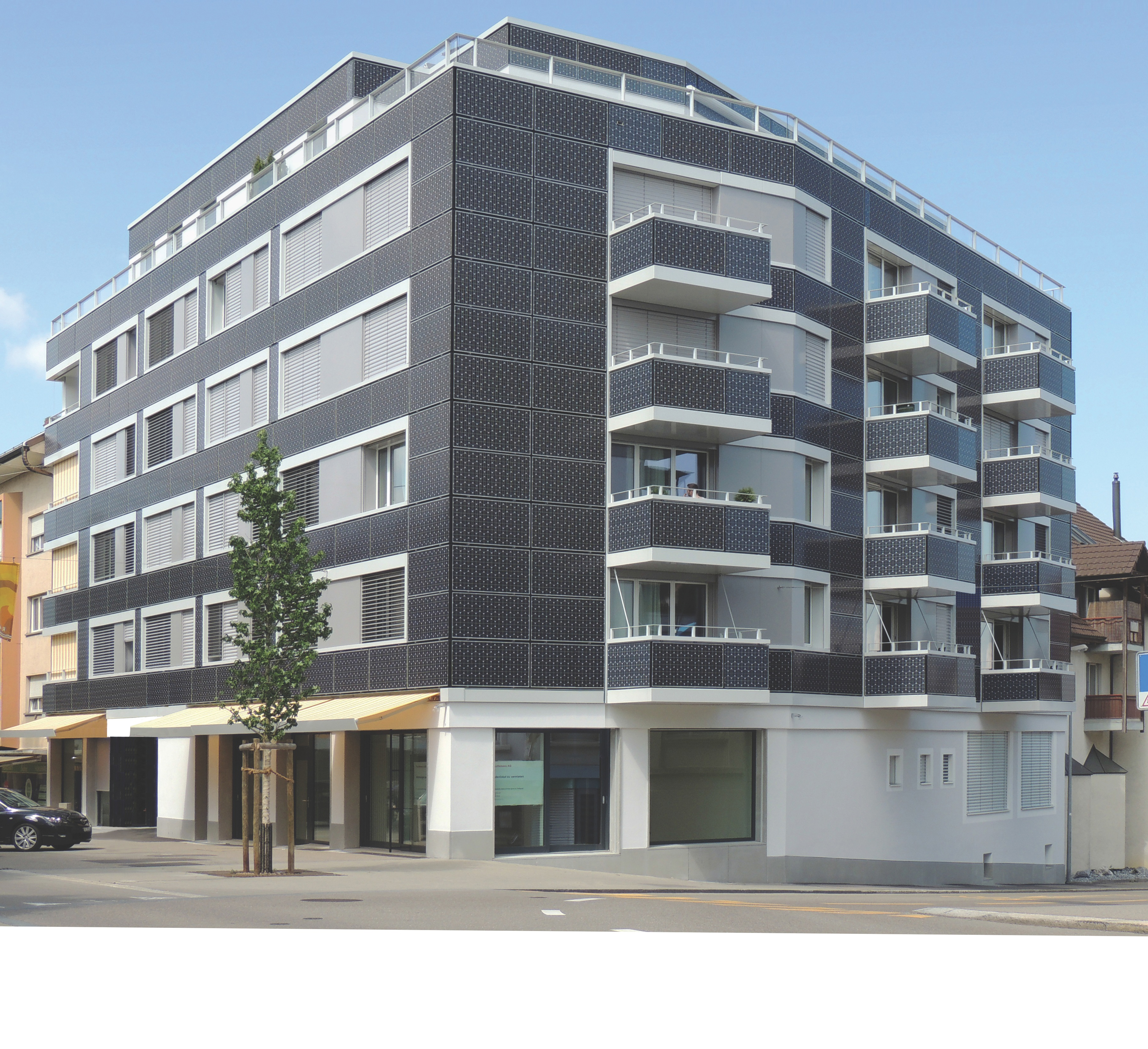 Nach der Sanierung ist das Volumen merklich angewachsen. Die Fassade wird nun von PV-Zellen bedeckt. (Foto: Viridén + Partner AG, Zürich)