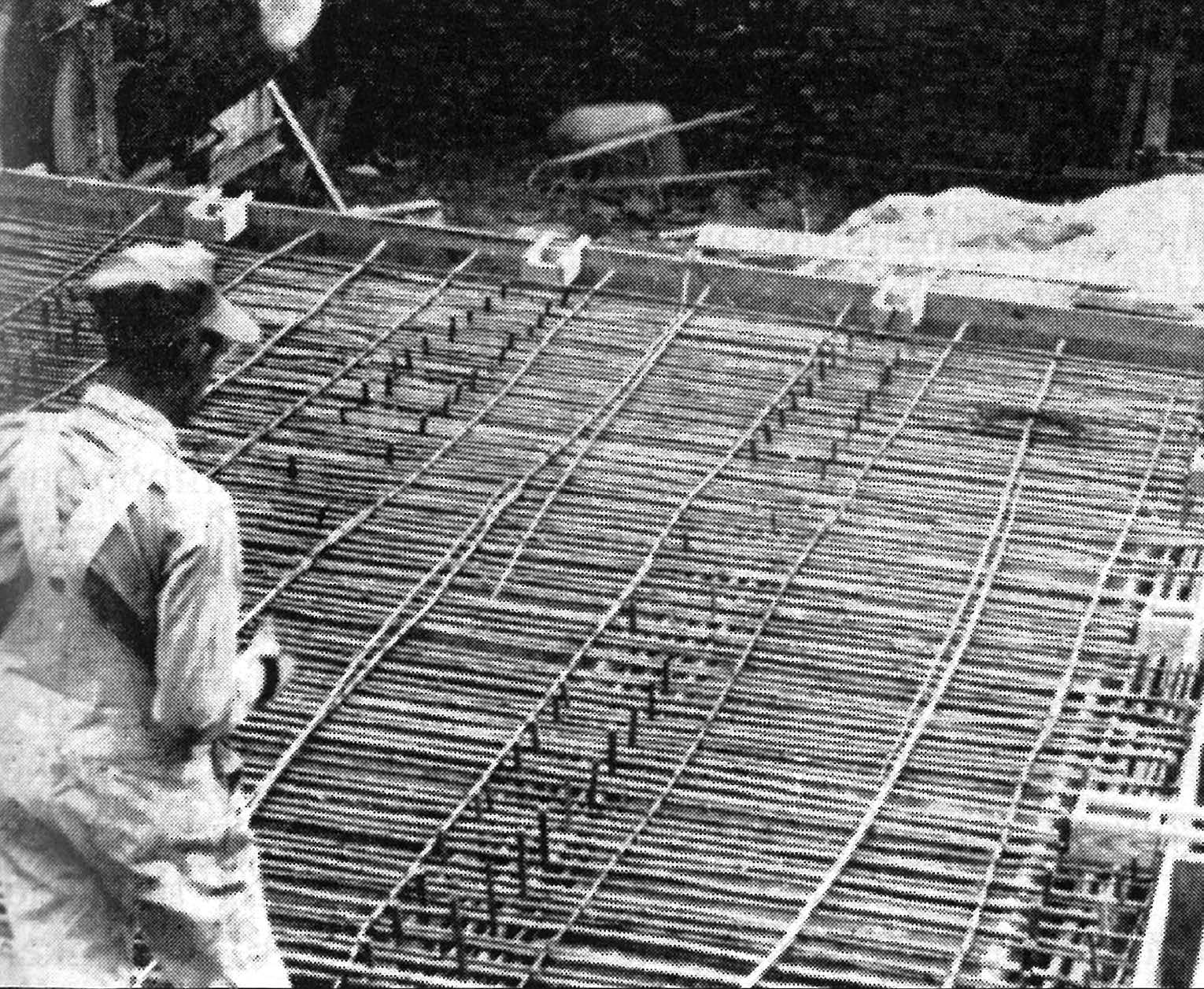 Mit Naturbambus von geringem Durchmesser bewehrte Platte vor dem Betonieren. (Foto: Oscar Hidalgo Lopez: Bamboo. The Gift of The Gods. Bogotà 2003)