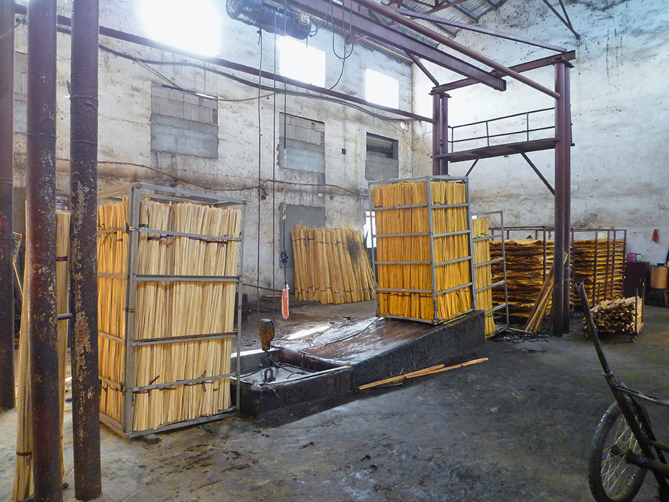 Kleberbad in einer WSB-Prduktionshalle, Anji, China (Foto: CoReSing, 2012)