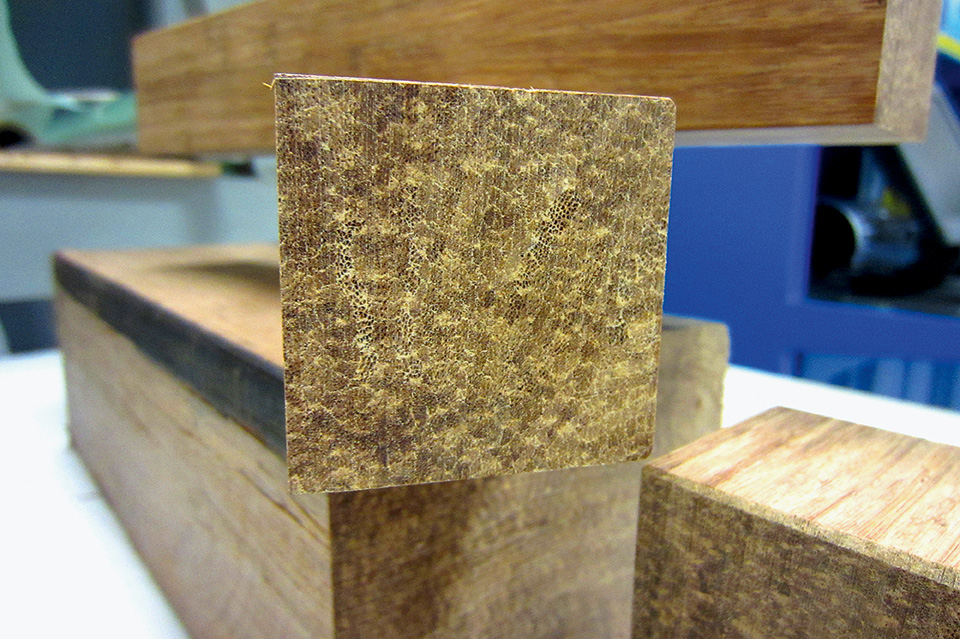 Nahaufnahme eines Querschnittes des Bambus-Verbundmaterials - die dunkle Färbung entsteht durch das Karbonisieren der natürlichen Zucker. (Foto: Felix Heisel)