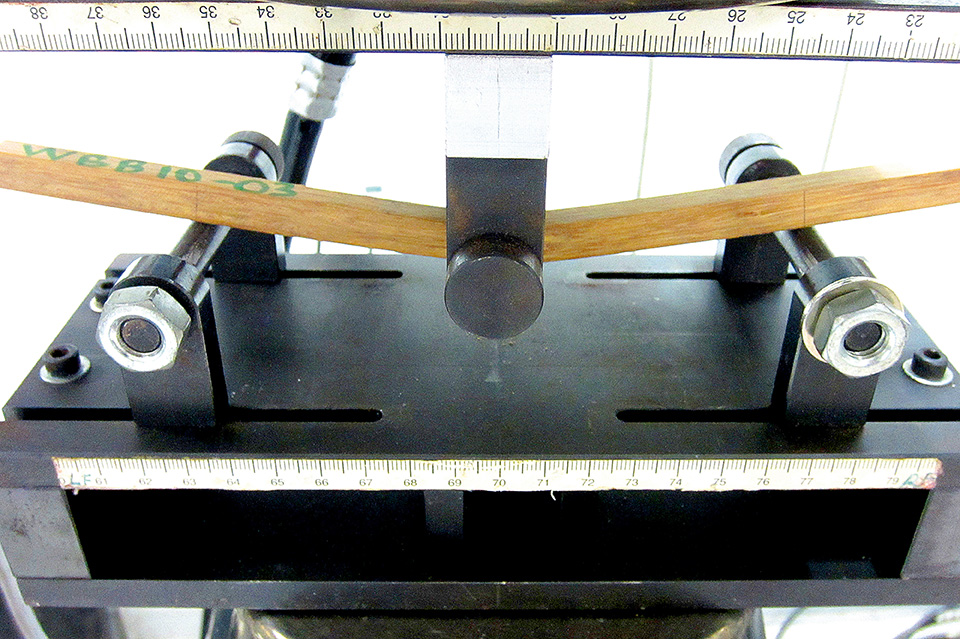 Biegezugversuch an einem Bambus-Verbundwerkstoff am AFCL Singapur. (Foto: Alireza Javadian)