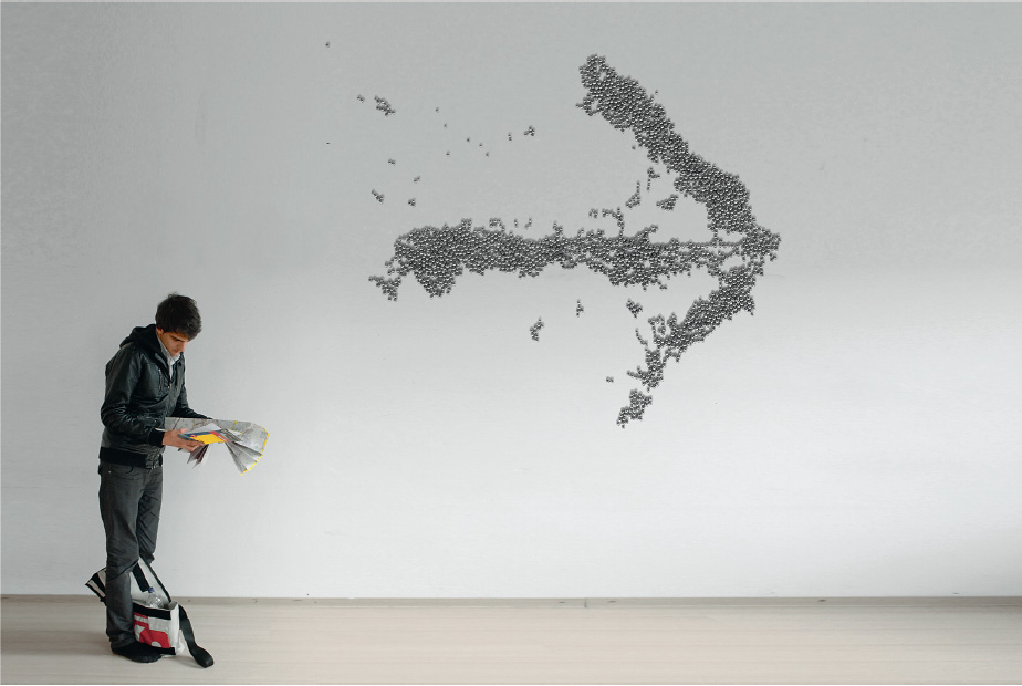 BlingCrete?/?Magnetic positioning of concrete Studie für ein Leitsystem (2010). Geordnete Ausrichtung von Stahlkugeln auf einer Betonwand nach Einschalten des gerichteten Magnetfelds. (Computersimulation: T. Klooster, H. Klussmann, C. Winkler)