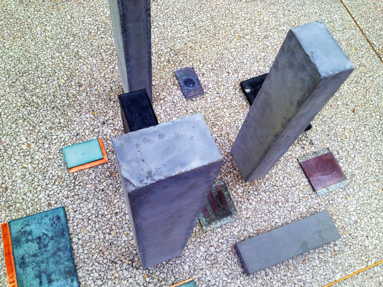 DYSCrete?/?farbstoffsensitivierter energieerzeugender Beton DYSCrete-Stelen und -Muster in der Ausstellung «Amateurism» im Heidelberger Kunstverein, August Oktober 2012. (Foto: Heike Klussmann)