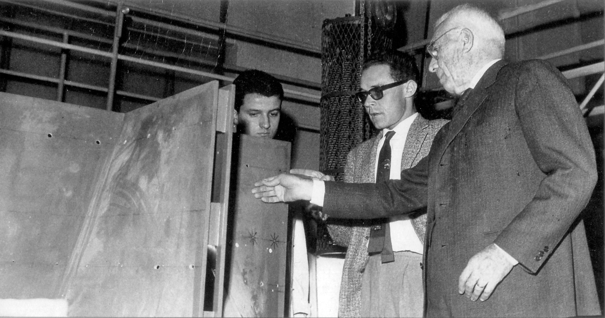 Pier Luigi Nervi (rechts) 1965 zusammen mit Ingenieuren des ISMES vor dem Modell der 1966–1971 in San Francisco gebauten St. Mary's Cathedral. (Foto: Archivio Storico ISMES)