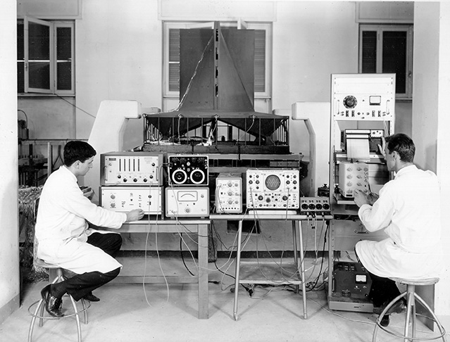 Modell der Kathedrale von San Francisco im Mst. 1:36.89 während der Prüfung prova dinamica auf vibrierendem Tisch, 1965 (Archivio Storico ISMES)