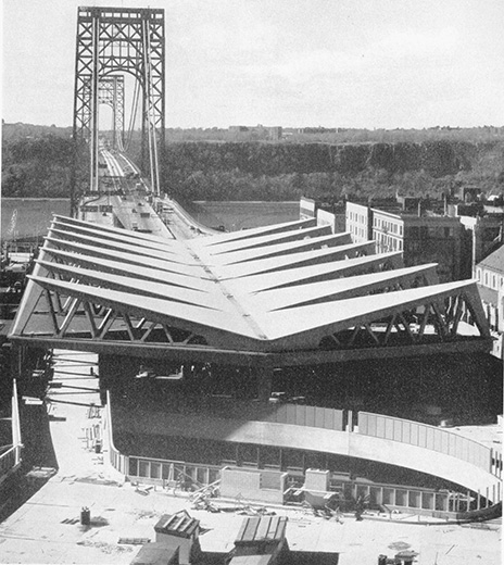 Nervis Busterminal von 1963 an der ­George Washington Bridge in New York im Bauzustand. Die 1931 eröffnete Brücke wurde von Othmar Ammann entworfen. (Foto: aus P.?L. Nervi, «Costruire corretta­mente II», ed. Hoepli, Mailand 1965)