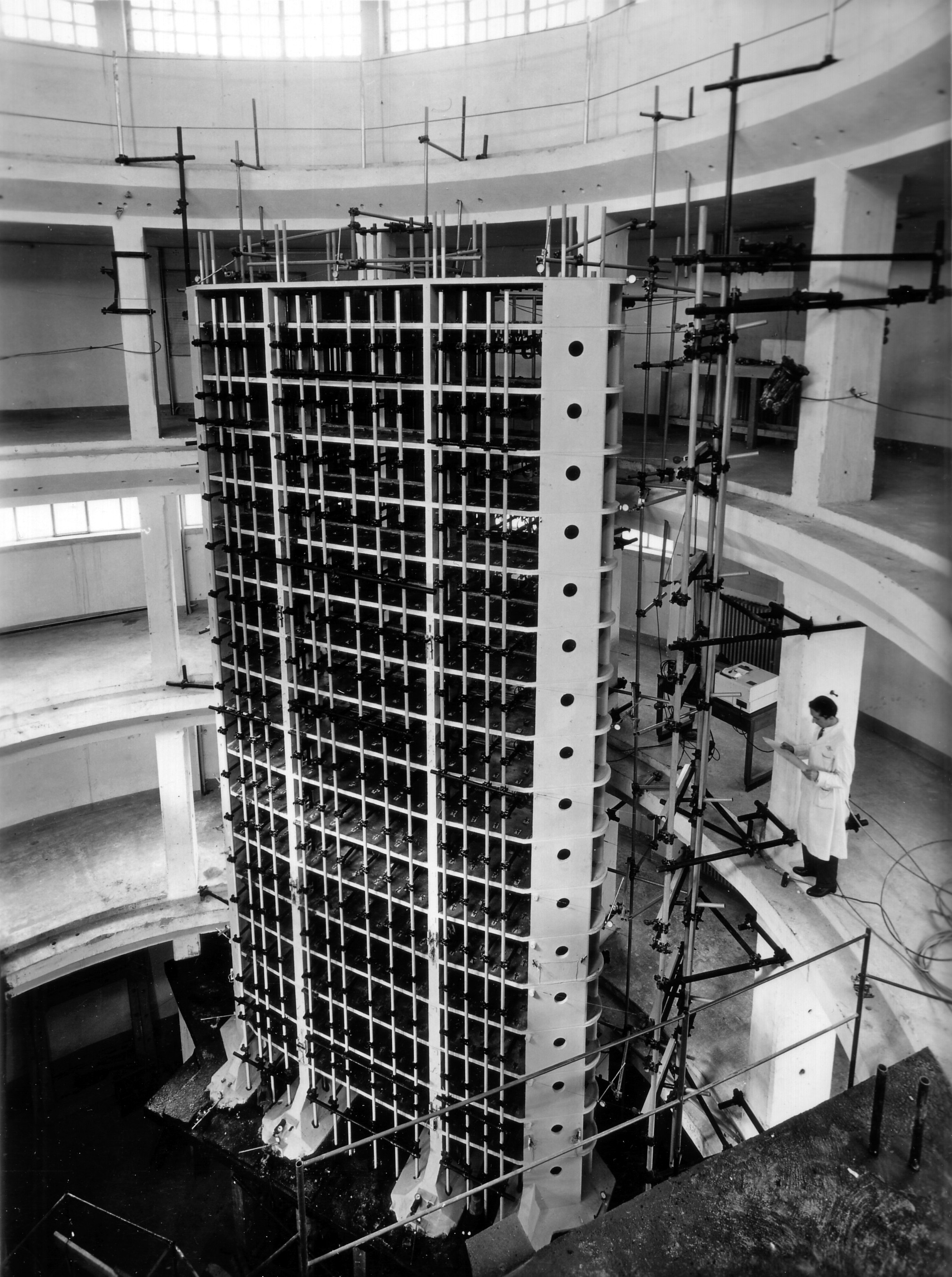Rund 9m hohes Modell aus Mikrobeton und Stahldrähten zur Simulation der Bewehrungen des Pirelli-Hochhauses in Mailand im Mst. 1?:?15 im Test am Istituto Sperimentale Modelli e Strutture (ISMES) in Bergamo, 1955 1956: Gemäss den Berechnungen wären dickere
