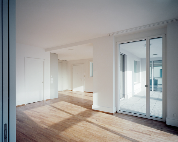 Die Wohnungen bieten dank grosszügigen Loggien und Bezügen über die Diagonale abwechslungsreiche Räume. (Foto: Karin Gauch und Fabien Schwartz)