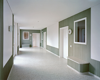 Die Gänge sind als «ruelles intérieures» gestaltet. Der Putz der Aussenfassade wurde ins Innere gezogen, um die Erschliessung als öffentlichen Bereich zu markieren; teilweise gehört auch eine gemeinsame Terrasse dazu. Vor jedem Eingang gibt es eine Sitzba