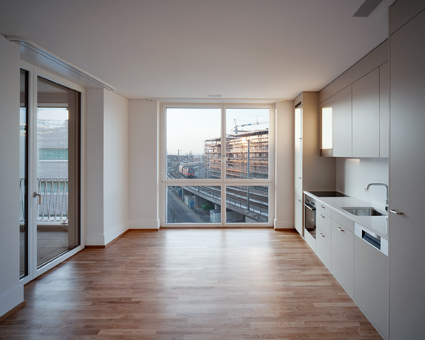 Die Wohnungen wirken urban und grosszügig. (Foto: js/Red., Karin Gauch und Fabien Schwartz)