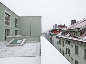 Der Blick von einer der Dachterrassen im 3. OG offenbart, wie dicht die Bebauung an dieser Stelle teilweise ist. (Foto: js/Red.)