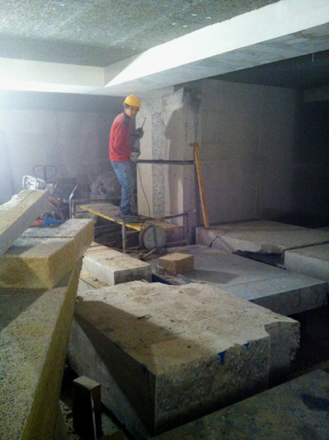 Bauzustand: Die mit der Diamantsäge getrennten Wandstücke warten auf den Abtransport. Die Stahlträgerunterzüge sind mit Brandschutzplatten versehen. (Foto: Architekturbüro Miroslav ik)