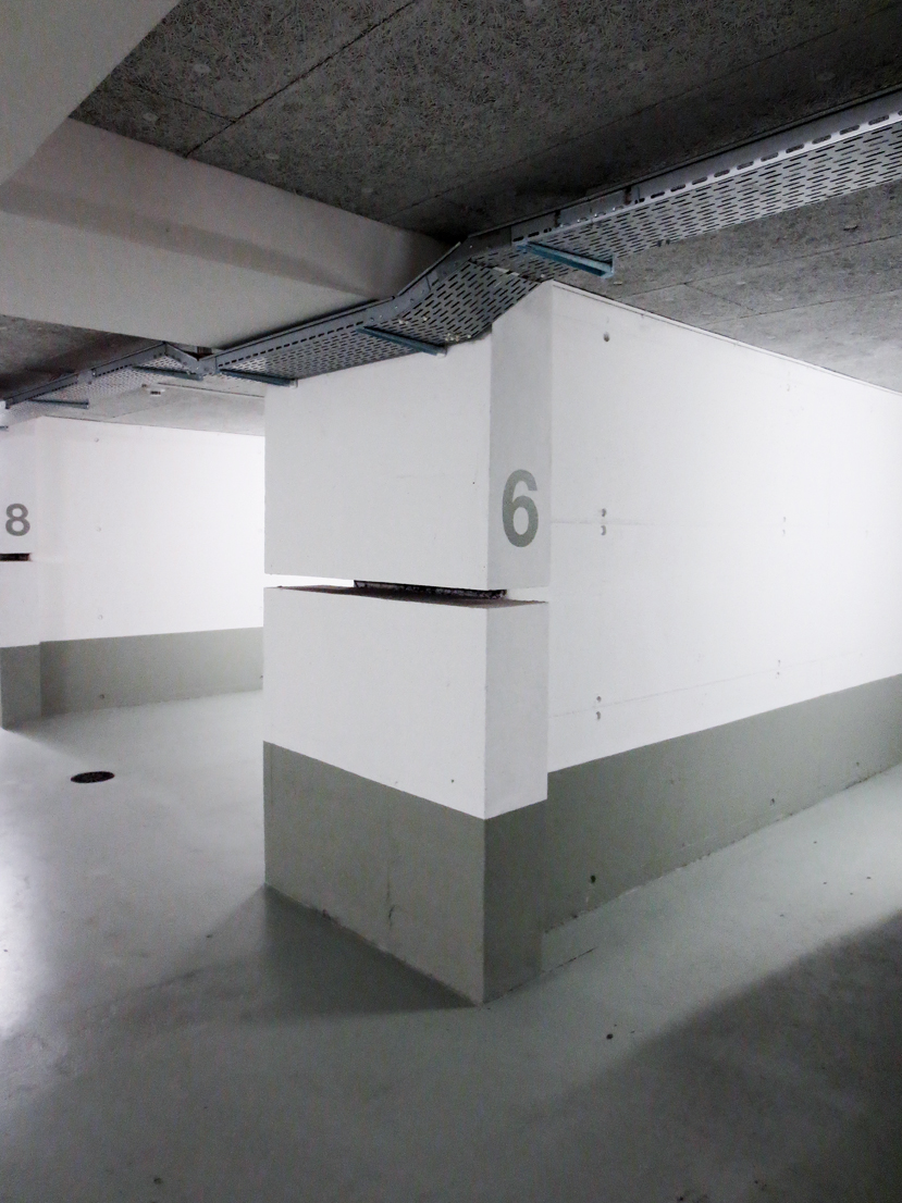 Endzustand: Der Schlitz durch die Stahlbetonwände wurde sichtbar ­gelassen. Die beidseitig angelegten Parkboxen ­­bieten Platz für je ein Auto. (Foto: js/Red.)