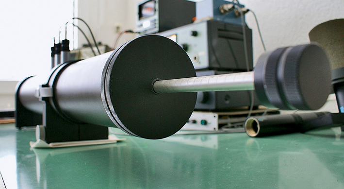 Das für die Messungen an der Empa verwendete Impedanzrohr. Mit dem Griff im Vordergrund wird der Stempel verschoben, der den Hohlraum hinter dem Textil begrenzt. Oben auf dem Rohr sind die Mikrofone erkennbar. (Foto: Empa)