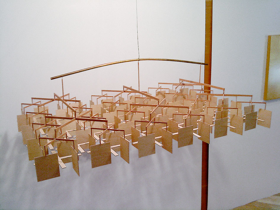 Der Modell des Schalldiffraktors: Der oberste, gewölbte Träger stellt den Stahlträger der Dachkonstruk­tion dar. (Foto: Hochbauamt Stadt St. Gallen), gewölbte Träger stellt den Stahlträger der Dachkonstruk­tion dar. (Foto: Hochbauamt Stadt St. Gallen)