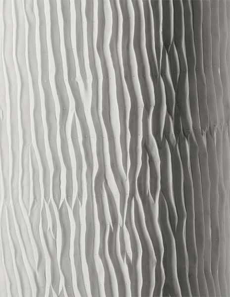 Mokume Shibori entsteht, indem man den Stoff heftet und dann in Falten zusammenzieht. (Foto: Suzusan)