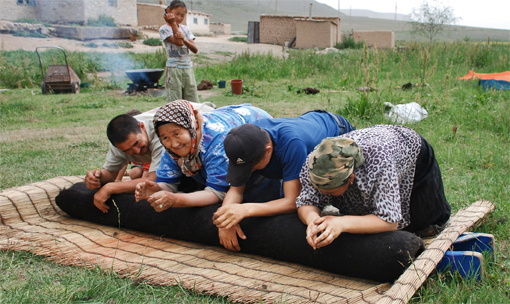 Das Verdichten der Wolle zu Filz verlangt vollen Körpereinsatz von mehreren Personen. (Foto: Francesca Giovanelli)