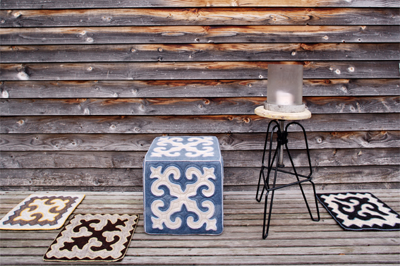 Statt einem ganzen Teppich lassen sich die einzelnen Felder auch zu Sitzkissen oder Hockern verarbeiten. (Foto: Francesca Giovanelli)