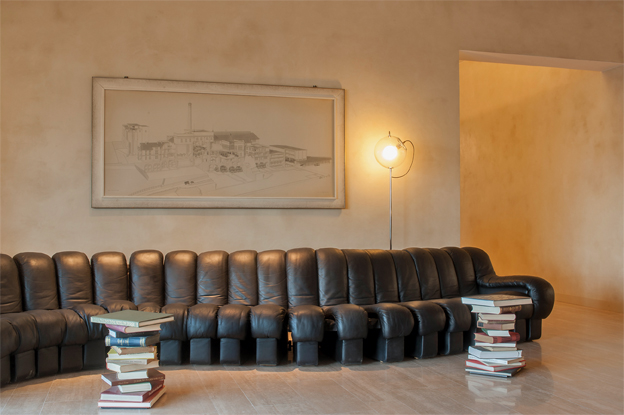 Boutique Hotel B2, Hürlimann Areal Zürich, 2012. In der ehemaligen Hürlimann-Brauerei in Zürich entstanden 2007 2011 ein Thermalbad (vgl. TEC21 9/2012) und ein Hotel. Die Wände der Empfangshalle und der Reception wurden in sandfarbigem Terra di Pietra aus