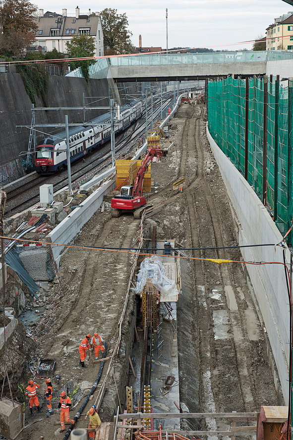 Auf dem neu gebauten Birchsteg werden die Lärmschutzwände aus Glas und Stahl der angrenzenden Stützmauern weitergeführt. (Foto: SBB /Dorothea Müller)