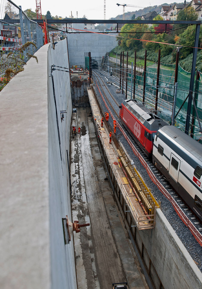 In der engen Baugrube zwischen Stützmauer und Gleis erstellten die Bauarbeiter bei laufendem Bahnbetrieb ein Teil des Portalbauwerks des Weinbergtunnels. (Foto: SBB/Dorothea Müller)