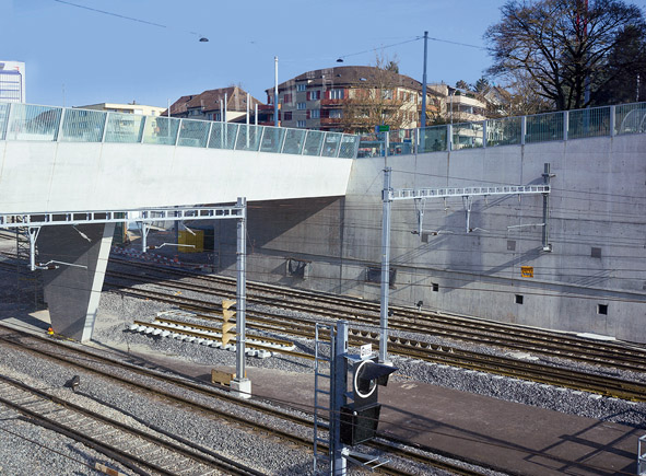 Heute führt eine Stahlbetonkonstruktion über den Bahneinschnitt. (Foto: Anna-Lena Walther)